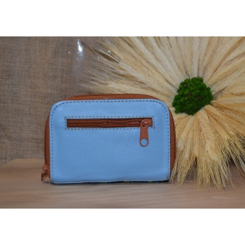 Portmonetka z niebieskiej skóry z kolorowym kwiatowym haftem.